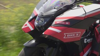 赤、黒、白のカラーリングが特徴的なホンダ製のバイクが走行している様子