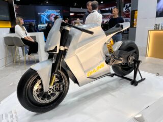 コンセプトバイクとOHLINS