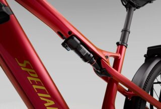 赤いフルサスペンションマウンテンバイクのクローズアップ