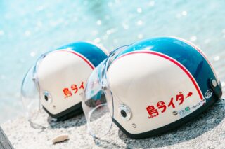 水辺に置かれたレトロなヘルメット