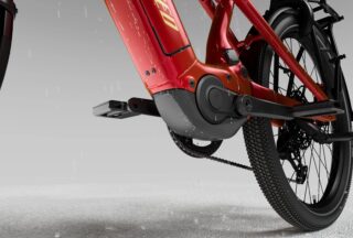 赤い電動アシスト自転車のクランク部分と後輪