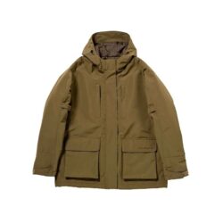 白い背景に、カーキ色のフード付きジャケットが写っています