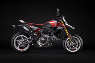 黒い背景に映える、赤、白、グレーのカラーリングが特徴的なドゥカティ ハイパーモタードSP