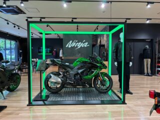 緑色のLED照明で飾られたKawasaki Ninja