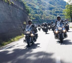 警察官のバイク隊列