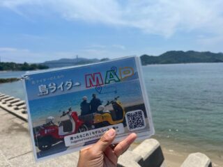 しまなみ海道の地図を広げる人々