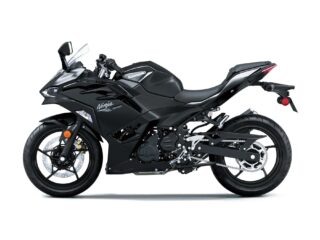 白い背景に置かれた、黒いカワサキNinja 500のオートバイの側面図