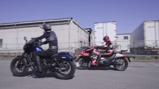 二人のライダーがそれぞれ青と赤のバイクに乗っている様子を捉えた画像です