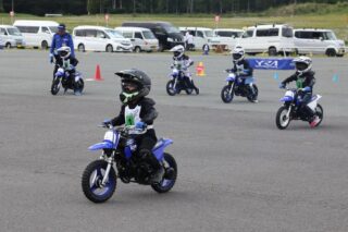 ミニバイクに乗る子供たち