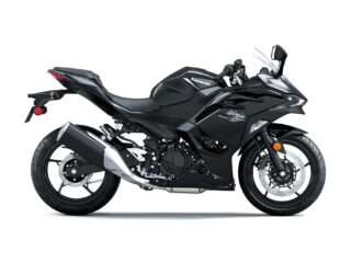 黒いカワサキNinja 500スポーツバイクが白い背景に映し出されています