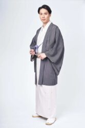 和服を着用した男性の全身ポートレート