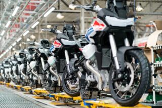 バイクの組み立てラインの様子