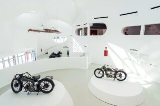 モト・グッツィミュージアム内のクラシックバイク展示