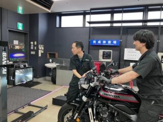 整備工場でバイク検査を行う様子