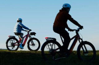 電動自転車に乗る二人のシルエット
