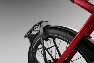 赤いフレームの自転車の後輪部分
