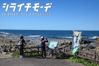 海岸で休憩中のサイクリスト
