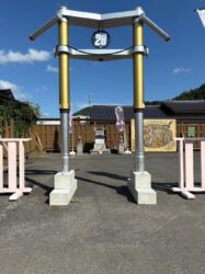 オートバイのフロントフォークをモチーフにした鳥居