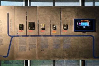 ECUの技術進化を示す展示パネル