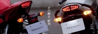 Valenti Motoのテールランプとウインカーが点灯したバイクのリア