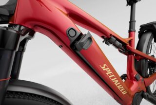 メタリックレッドの自転車フレームのクローズアップ