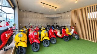 カラフルなスクーターが並ぶ店内