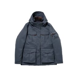 多数のフラップポケットとフードが付いた、ダークグレーまたは濃いブルーのアウタージャケットです