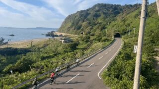 海岸線を走るサイクリスト