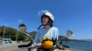 海辺でバイクに乗る女性